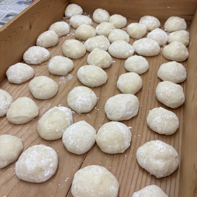 宇治吉田運送の恒例イベント❗
昨年末のおもちつきの様子です😊
　
お昼は体が温まる手作り豚汁を
みんなでいただきました✨  #おもちつき#宇治吉田運送#年末#年末イベント#社内イベント#