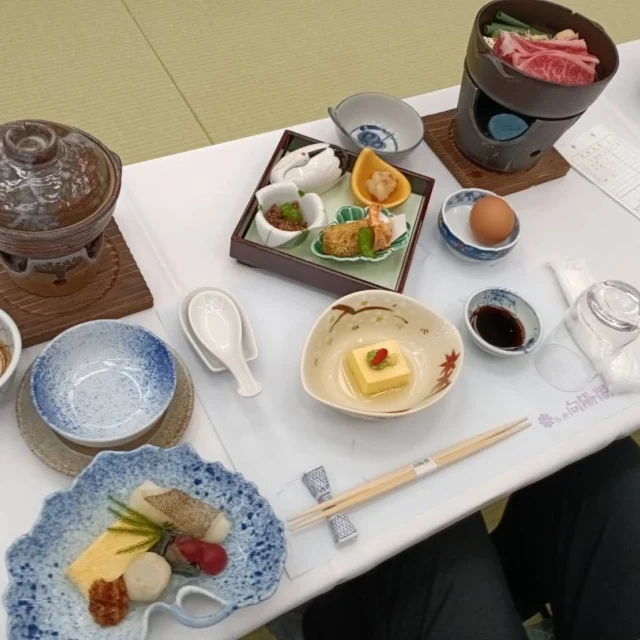 宇治吉田運送の
小型バスで行く日帰りバスツアー🚍
　
乗車地が当社の地元である
宇治各所に設定されており
大変ご好評いただいております✨
　
2月出発のツアーは
『有馬温泉 兵衛向陽閣
　　　　　温泉入浴&ご昼食』
　
大変人気のツアーで、昨年の2月に引き続き
2回目の運行でした❗
新年初売りのツアーだったので、
現地では当社の割引券があたる
おみくじのイベントも開催😁  ご昼食のあとは自由散策です❗
ゆったり散策・食べ歩きが楽しめます❗
　
温泉街には「賞味期限5秒」の炭酸せんべい😲
受け取ってすぐに口に運ばないと
出来立てを味わえないため、
一口いただいた後の写真で失礼いたします🫣
　
　
ご参加の皆様はお楽しみいただけましたでしょうか😊？
　　
関係各所の皆様
ご協力誠にありがとうございました。　
　
　
#バスツアー #日帰りバスツアー #マイクロバスツアー #有馬温泉 #兵衛向陽閣 #温泉 #有馬食べ歩き #有馬散策